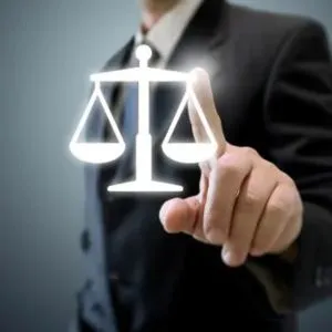 Advogado segurando um ícone de balança da justiça, representando assessoria e consultoria em relações cíveis e prevenção de litígios.