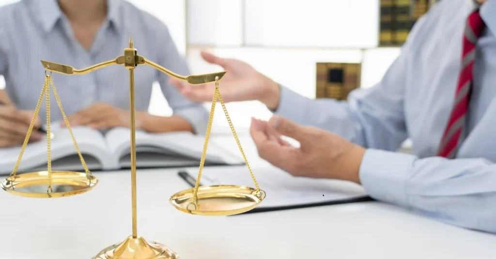 Balança da justiça em destaque em um escritório de advocacia, representando a atuação de um advogado especialista em negociações judiciais.