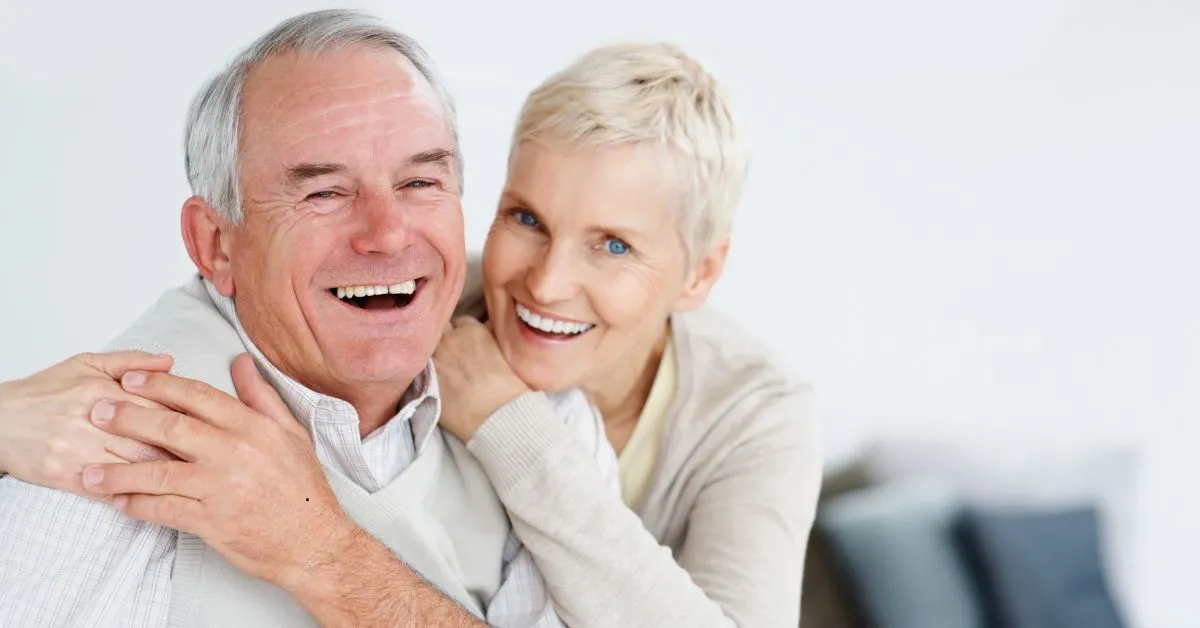 Casal de idosos sorrindo, representando tranquilidade após conquista da aposentadoria especial