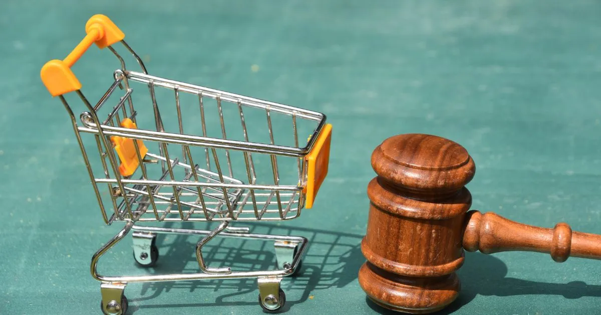Carrinho de compras e martelo de juiz simbolizando o direito do consumidor em compras online