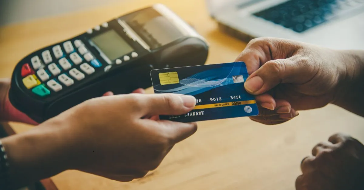 Pessoa pagando com cartão, representando erros comuns de consumidores e o papel do direito do consumidor