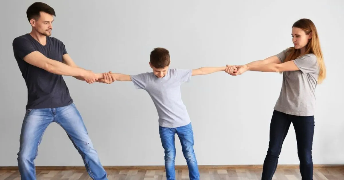 Alienação parental ilustrada: pai e mãe puxam o filho em direções opostas, simbolizando disputa de guarda