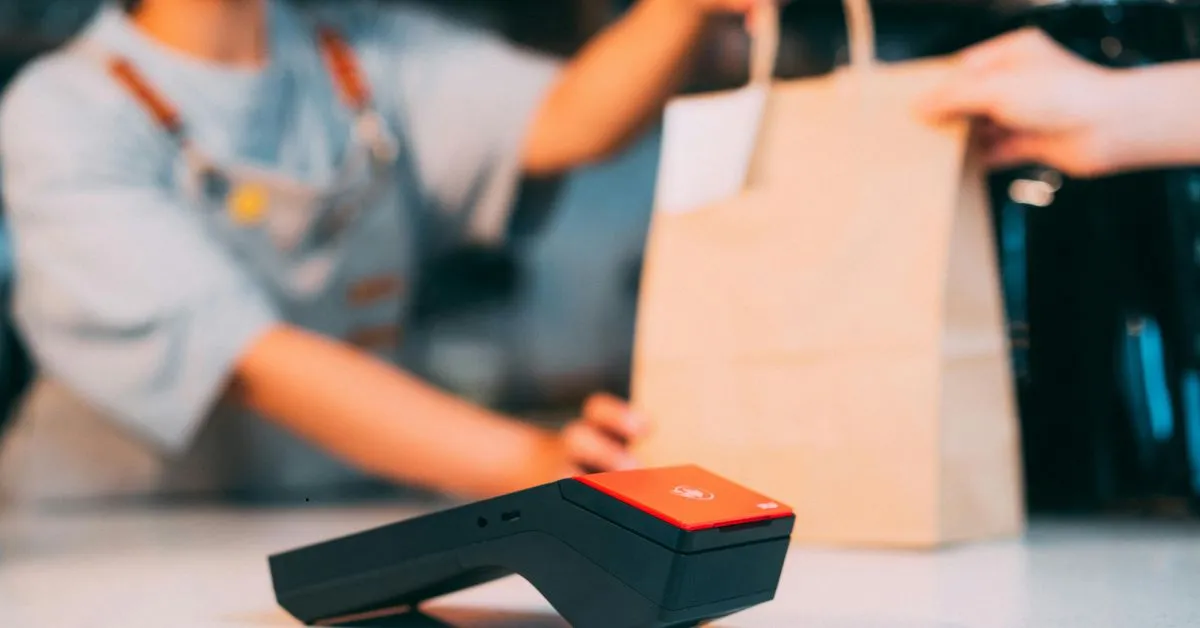 Pessoa recebendo produto comprado pela internet, ilustrando o direito de arrependimento em compras online