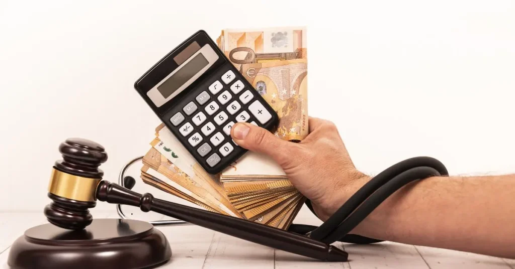 Imagem conceitual de reembolso e direito do consumidor com dinheiro, calculadora e símbolo da justiça