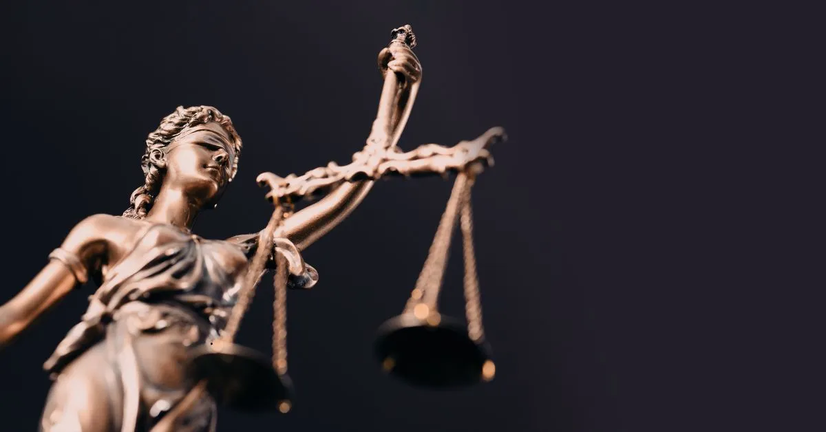 Estátua da Justiça segurando balança, simbolizando responsabilidade civil e dever de indenizar