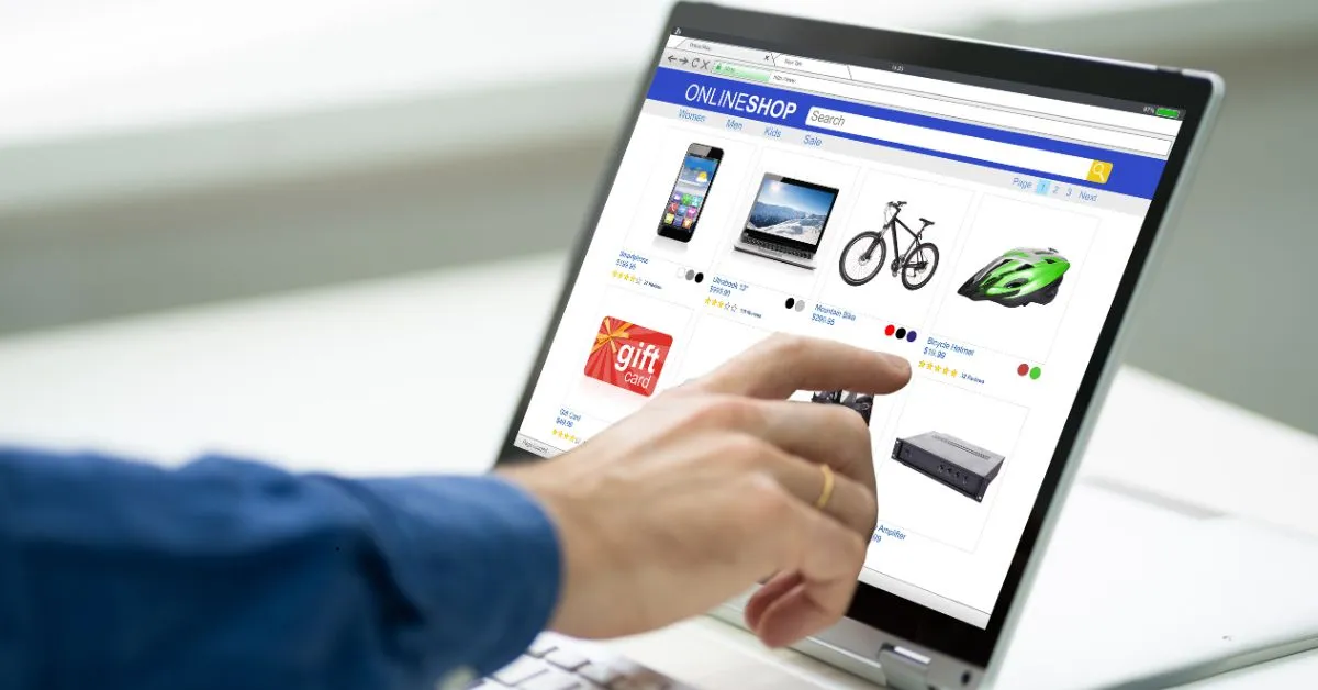 Pessoa navegando em loja virtual comparando produtos eletrônicos e avaliando a contratação de garantia estendida