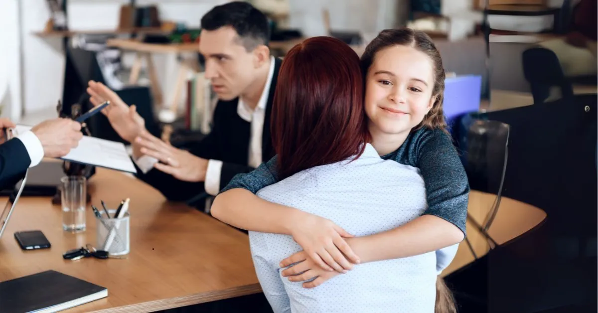 Guarda compartilhada: mãe abraça filha enquanto advogados analisam acordo de custódia