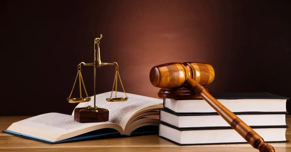 Martelo de juiz, balança da justiça e livros jurídicos simbolizando estratégias para reduzir o ITCMD e proteger a herança.