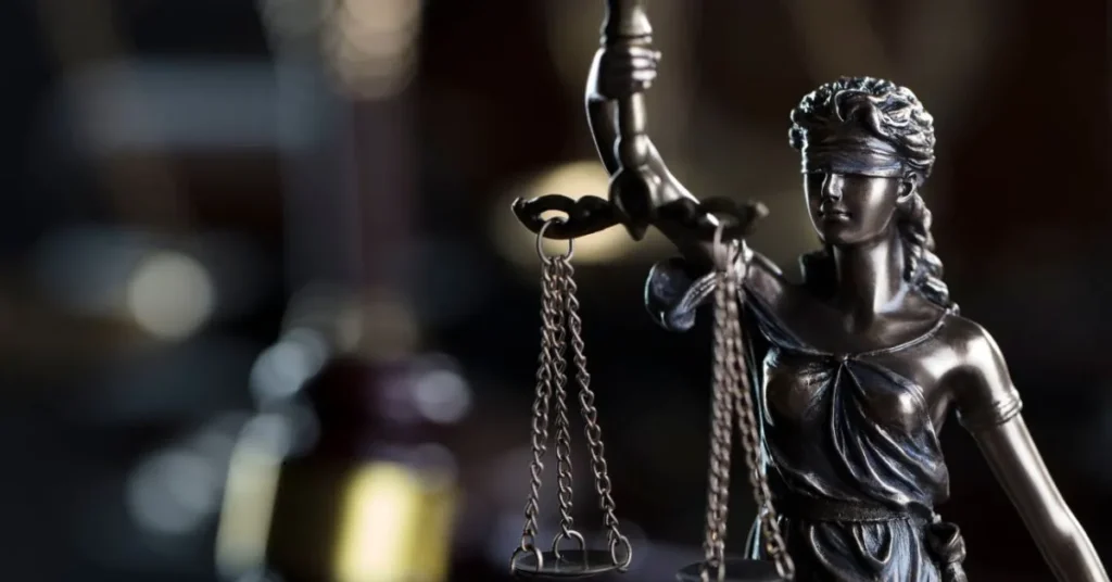Estátua da Justiça segurando balança simbolizando progressão de regime