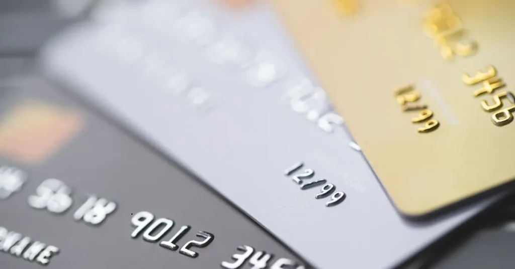 Cartões de crédito sobrepostos, simbolizando garantias pessoais em operações de crédito