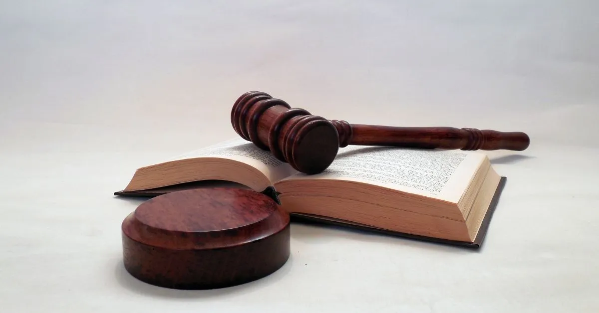 Martelo judicial sobre livro aberto representando holding familiar e proteção