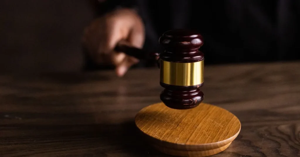 Ampulheta e martelo do juiz simbolizando a prescrição penal nos processos