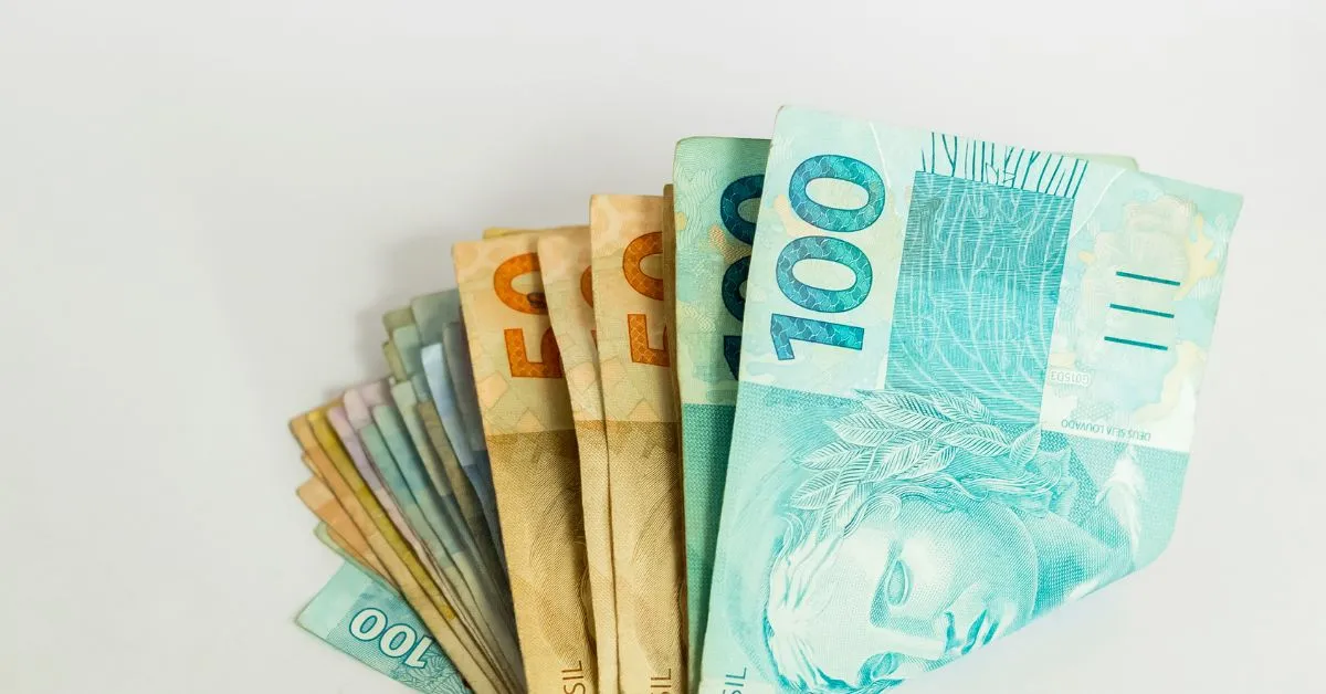 Conta Invadida e Compras Indevidas: cédulas de 100 e 50 reais simbolizando ressarcimento ao consumidor