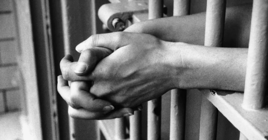 Habeas Corpus mãos entre as grades de cela, proteção da liberdade contra prisão ilegal