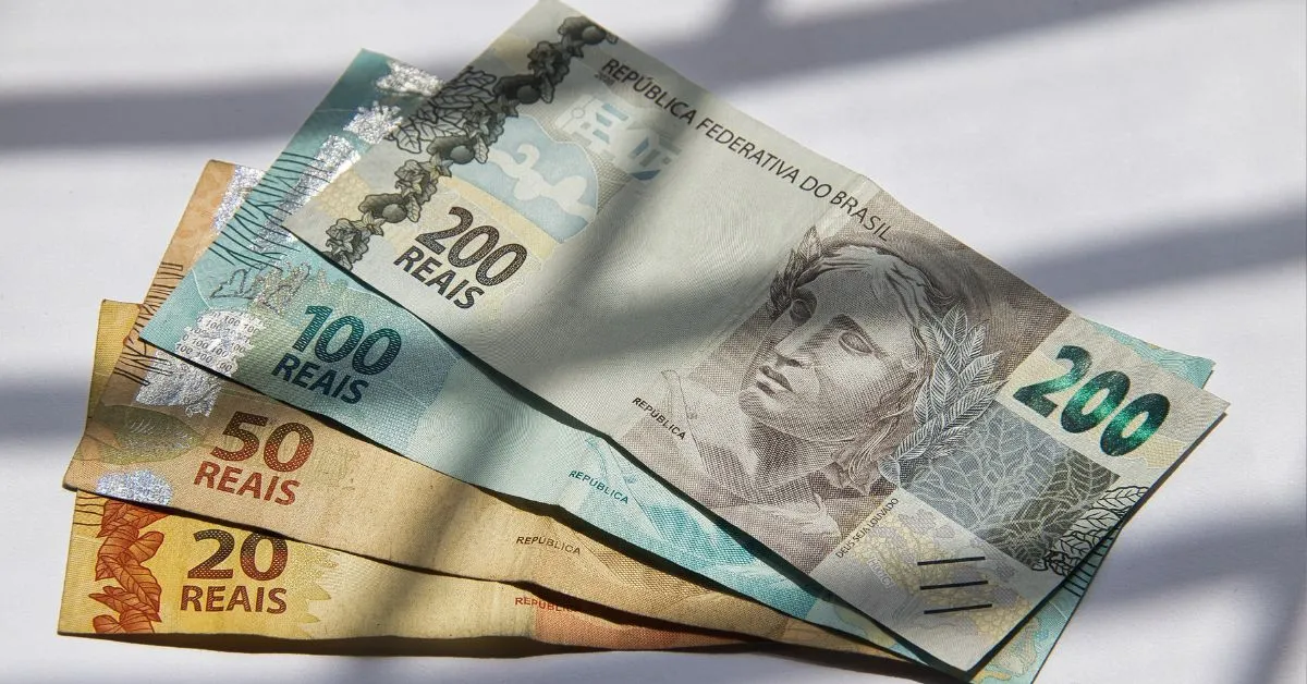 Notas de reais representam benefícios e riscos da delação premiada no Brasil