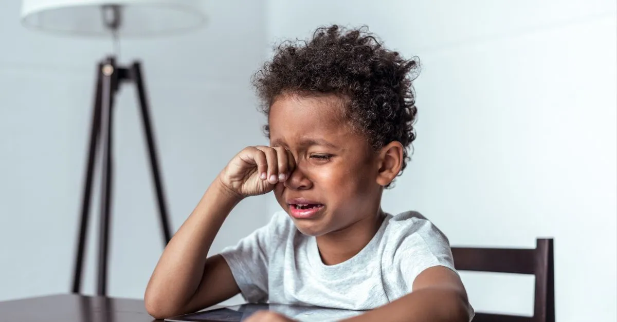 criança chorando simbolizando dor emocional relacionada à deserdação de filho segundo a lei brasileira