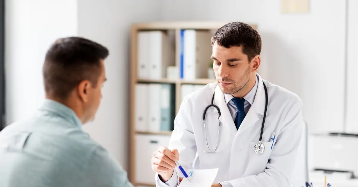 Doença sem carência no INSS: médico explicando laudo para paciente durante consulta