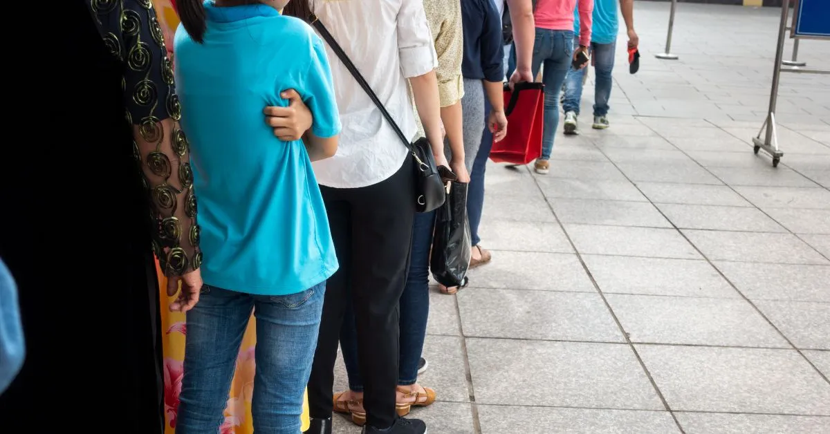 Fila, espera excessiva e mau atendimento ao consumidor com pessoas aguardando em pé