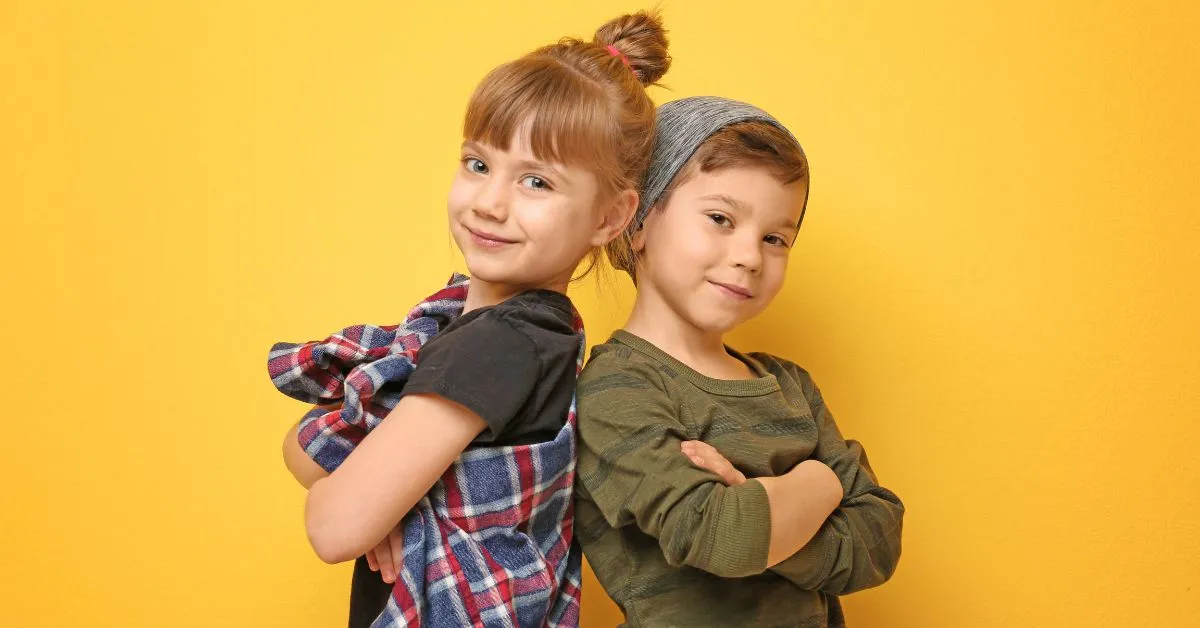 Dois filhos sorrindo lado a lado representando igualdade de direitos na herança