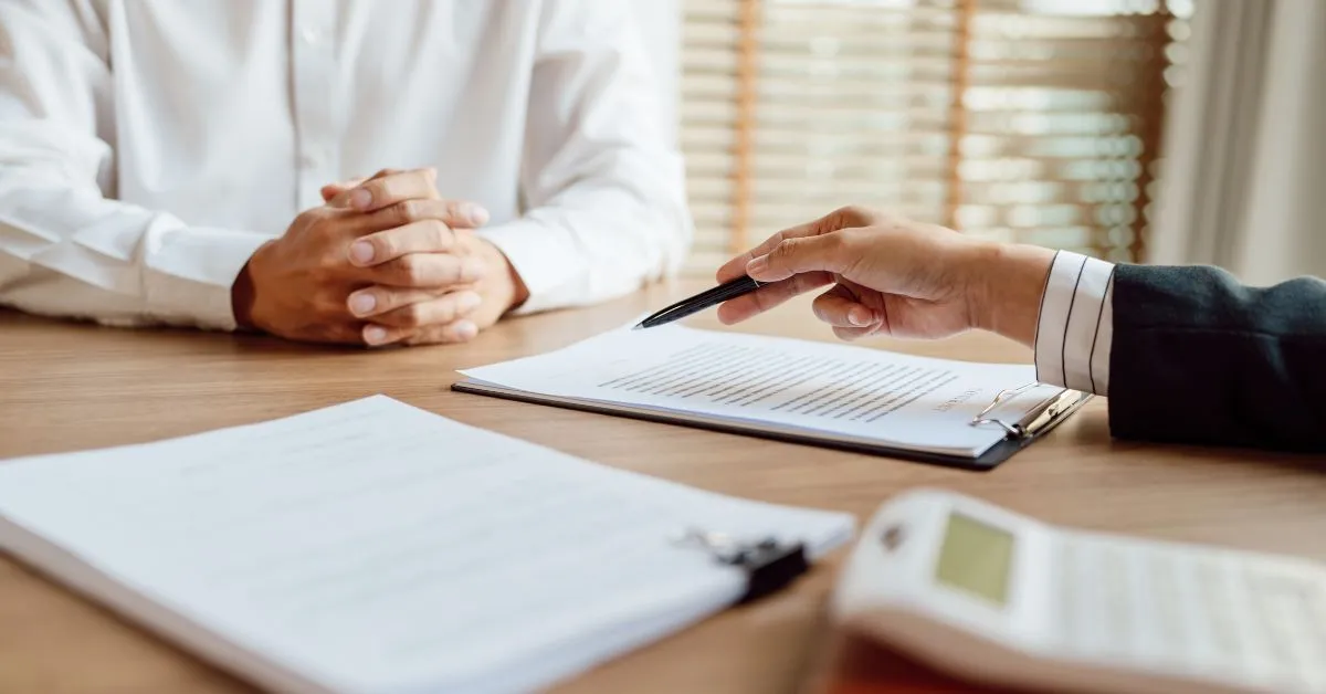 Advogado orientando consumidor sobre negativa de exame ou cirurgia pelo plano de saúde