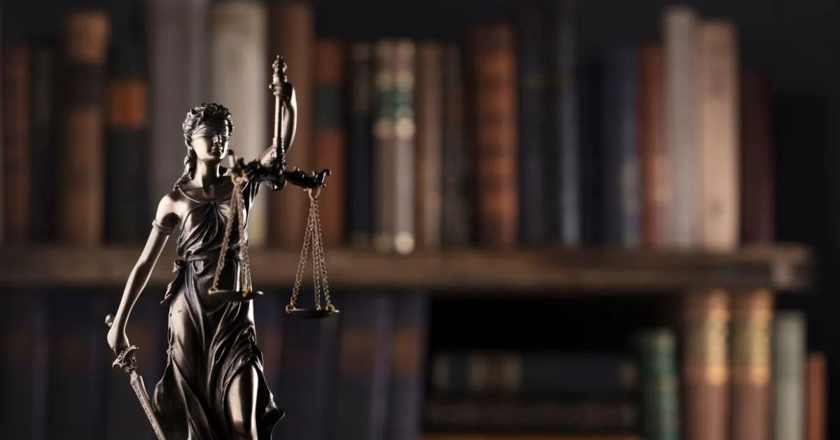 Estátua da justiça representando o direito de propriedade e a ação de imissão na posse