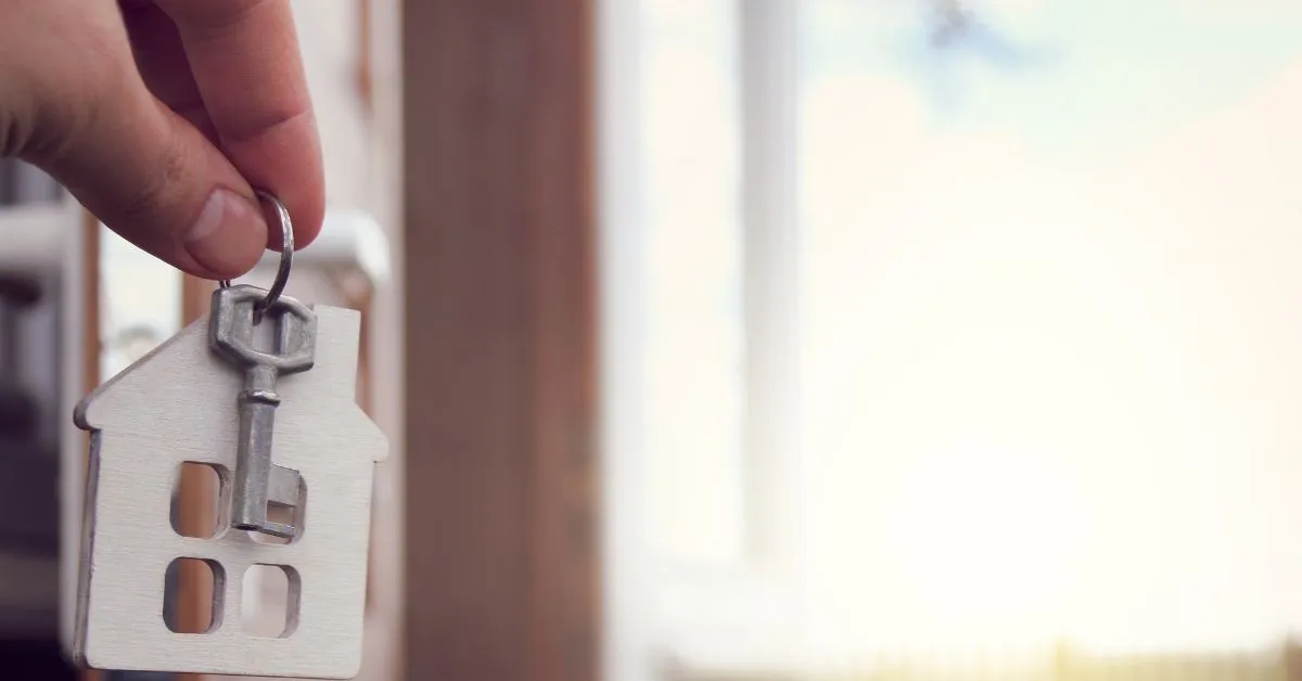 Chave de casa simbolizando atraso na entrega de imóvel e direito à indenização por danos morais.