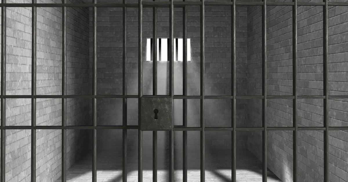 Cela de prisão iluminada simbolizando detenção por porte de drogas e direitos do preso.