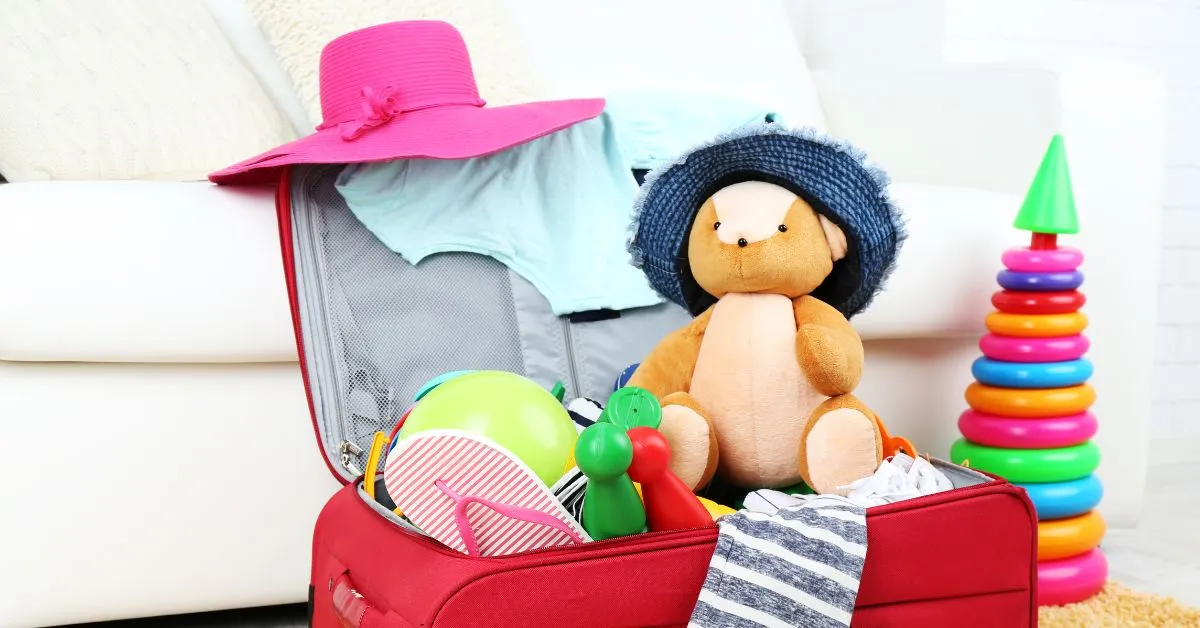 Criança se preparando para viagem com mala aberta, simbolizando a guarda de filhos em caso de mudança de cidade ou país