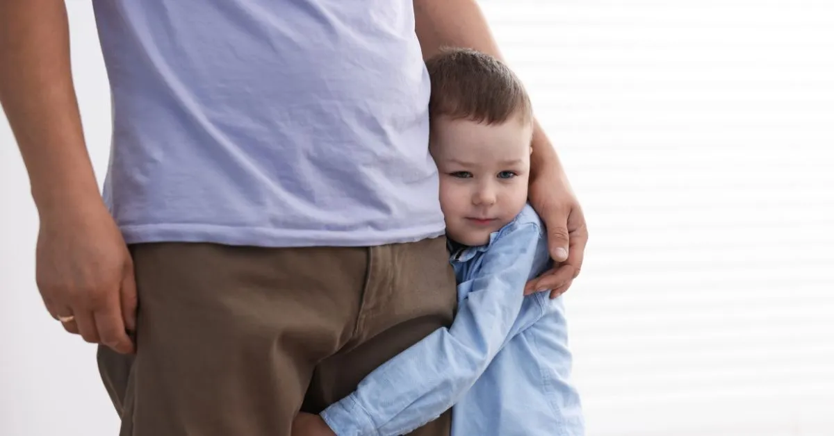 Pai abraçando o filho pequeno, representando a diferença entre paternidade biológica e socioafetiva