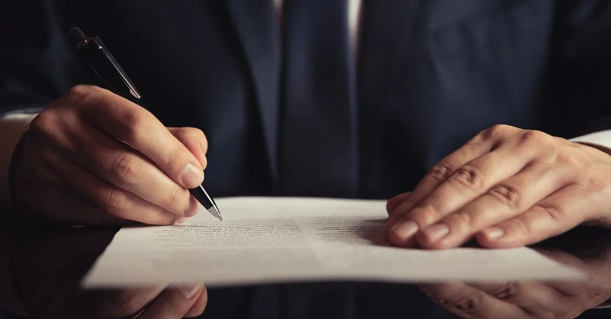 advogado analisando contrato de aluguel antes da rescisão por justa causa