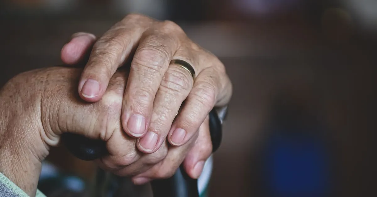 mãos de idoso apoiadas em uma bengala simbolizando aposentadoria por invalidez em 2025