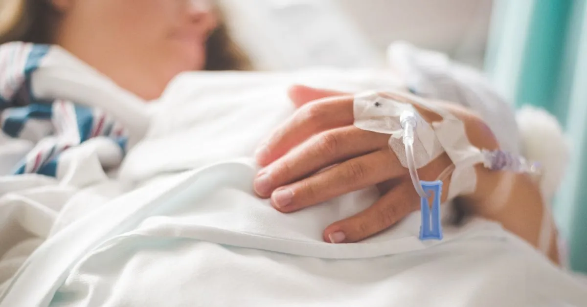 Pessoa em leito hospitalar recebendo cuidados médicos, representando Benefícios Previdenciários para Portadores de Doenças Raras em 2025.