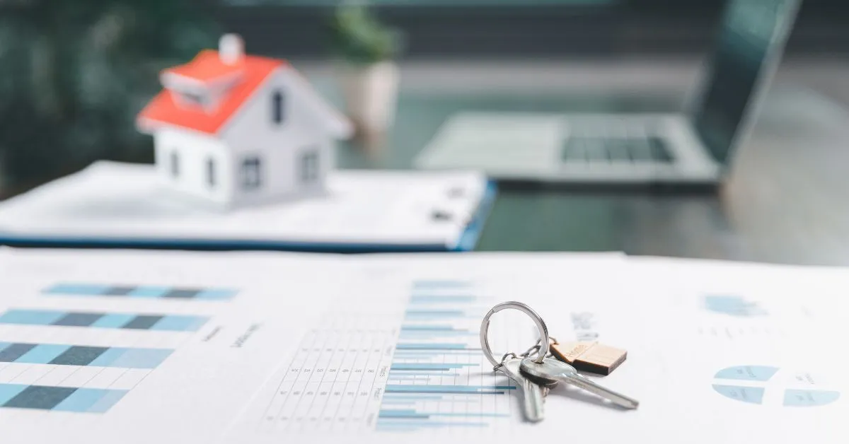 Documentos e chaves de imóvel sobre a mesa representam a cobrança de IPTU em contratos de aluguel no Direito Imobiliário