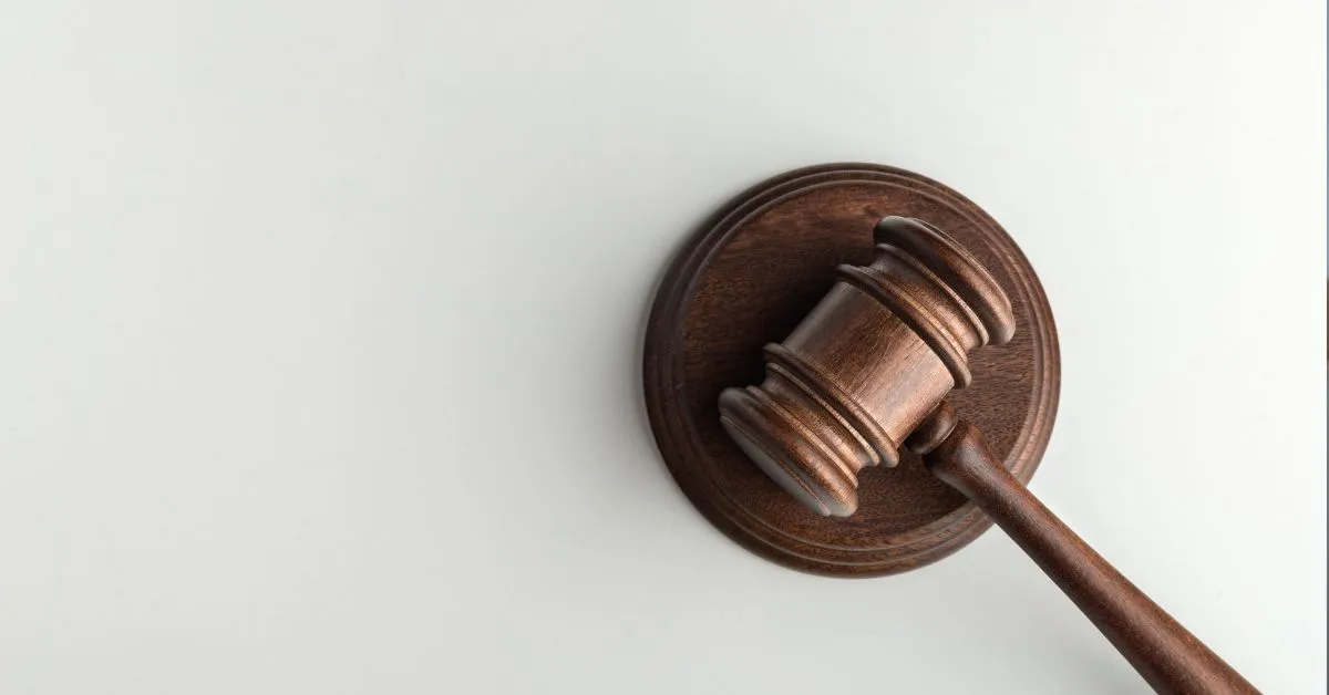 Martelo de juiz representando decisão judicial em processo de interdição civil