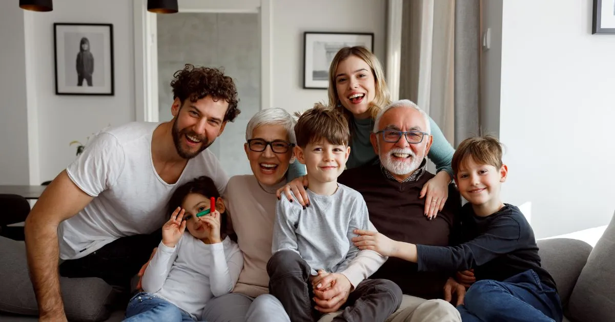 Família reunida representando a herança entre irmãos, tios e sobrinhos conforme a lei brasileira.