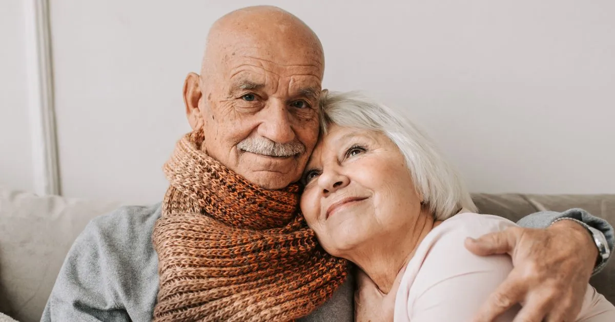 Casal de idosos abraçados em casa simbolizando segurança e amparo previdenciário após indeferimento do INSS.