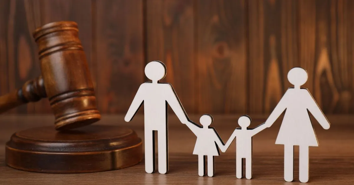 Representação de família ao lado de martelo da Justiça, ilustrando o tema pensão alimentícia e guarda compartilhada.