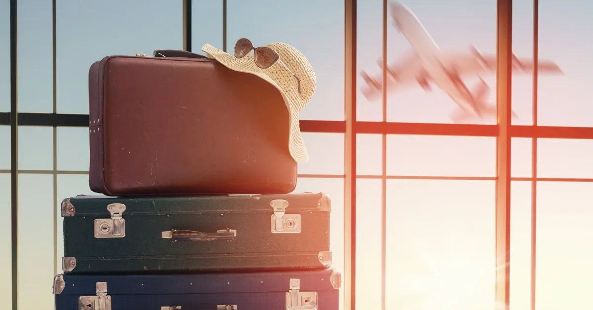 Mala de viagem em aeroporto representando mudança de país com filhos após o divórcio e riscos de retenção internacional.