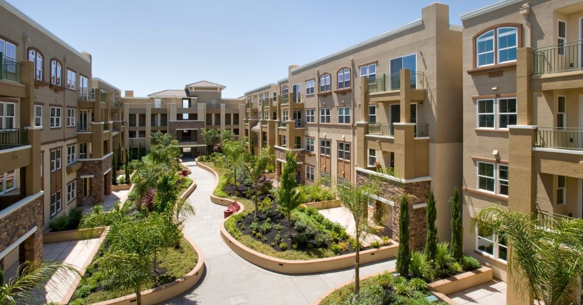 Vista interna de condomínio residencial, usada em artigo sobre obras irregulares dentro do apartamento.