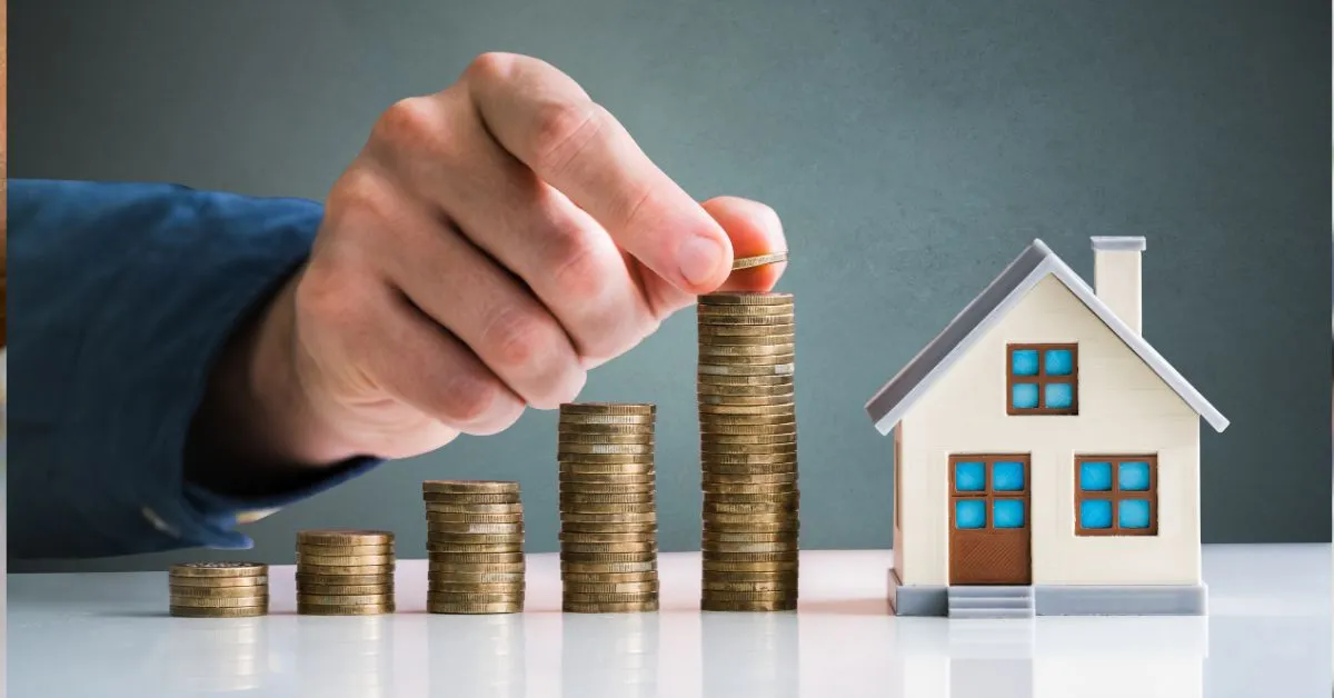 Alienação fiduciária de imóvel com banco, representada por casa e pilhas de moedas, ilustrando financiamento imobiliário e risco de retomada abusiva