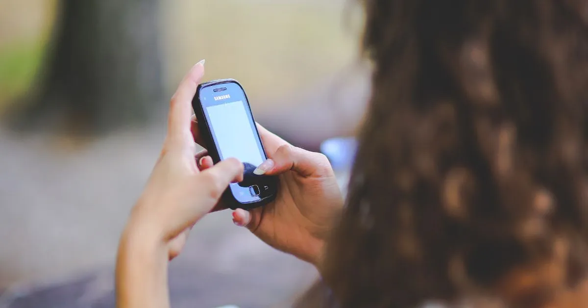 Alienação parental digital comprovada por mensagens e conversas em celular usadas como prova em processo de família