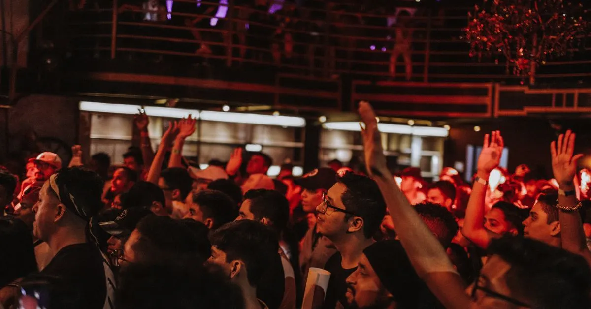 Cancelamento de shows e eventos com público aguardando apresentação e direito ao reembolso integral do ingresso