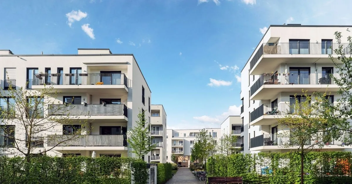 Leilão por dívida de condomínio em imóvel residencial com moradores