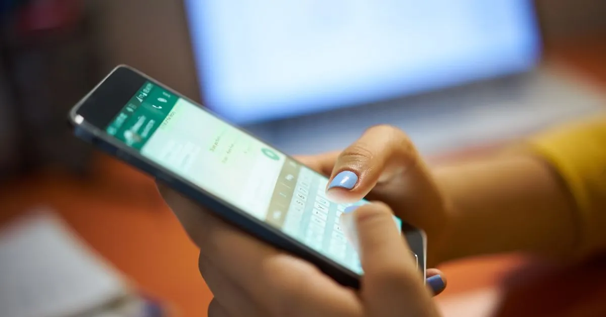 Pessoa utilizando o WhatsApp no celular para registrar conversas que podem servir como prova digital no Direito Civil