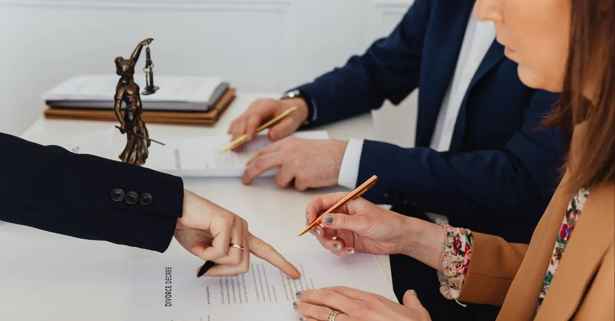 Contrato de namoro, união estável e patrimônio sendo analisados por advogado em reunião jurídica sobre partilha de bens