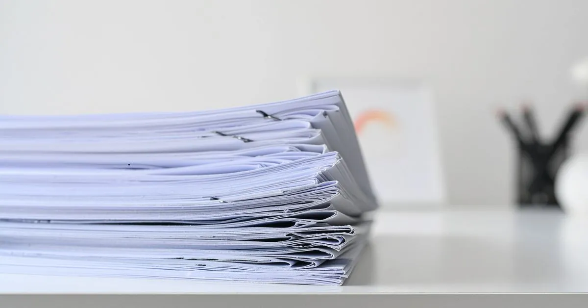 Herança com testamento contestável representada por pilha de documentos jurídicos em análise