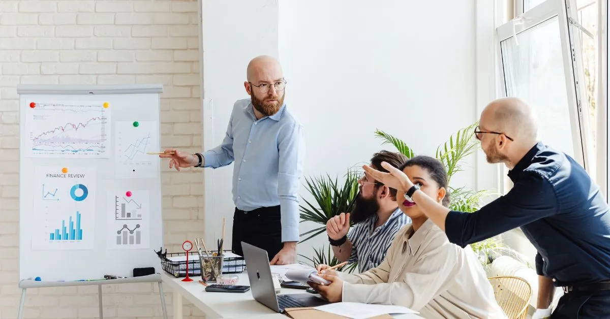 Reunião empresarial discutindo herança de empresa familiar e sucessão de cotas após falecimento de sócio