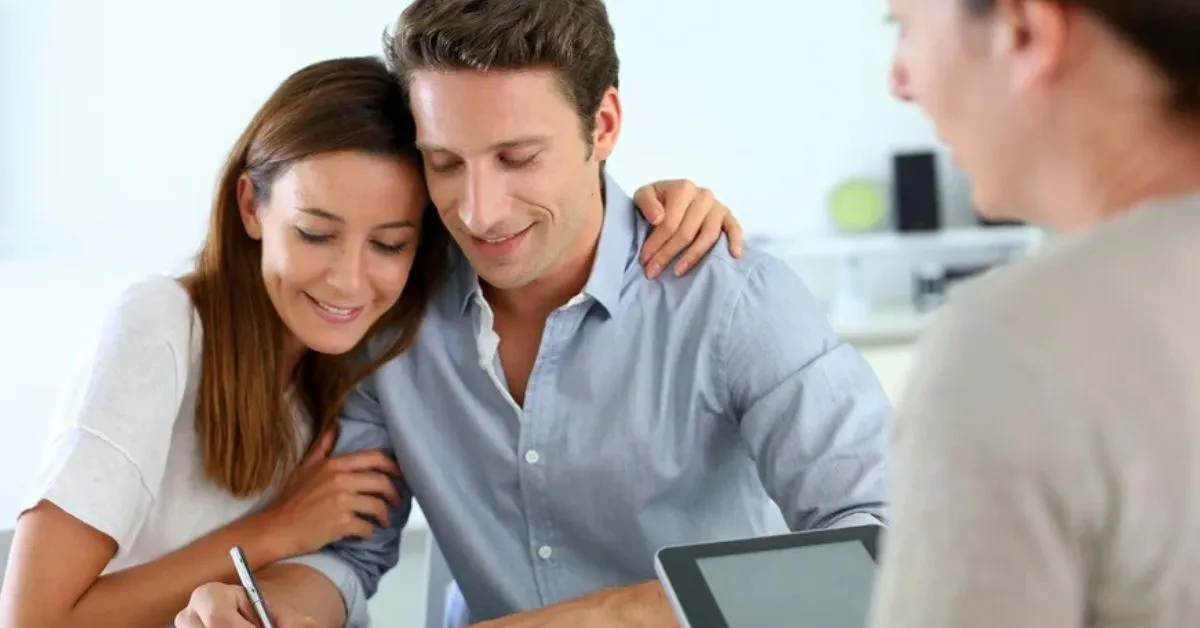 Casal formalizando união estável para fins previdenciários e proteção de direitos no INSS