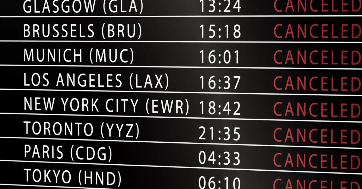 danos morais por cancelamento de voo em painel de aeroporto mostrando voos cancelados