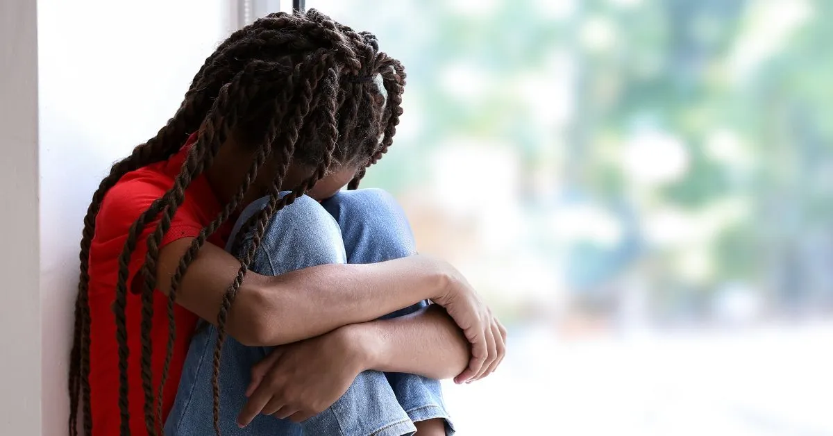 Exclusão de herdeiro por abandono afetivo ilustrada por pessoa em situação de tristeza e abandono emocional